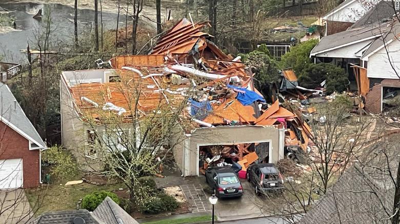 Tornado rips through Alabama's homes; at least 5 killed